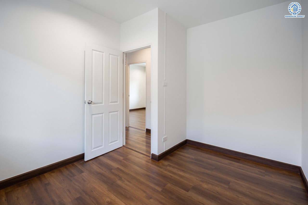 บ้านมือสองตกแต่งใหม่ หน้าโครงการติดรถไฟฟ้า "สถานีไทรม้า"!! ม.ซื่อตรง รัตนาธิเบศร์ ทาวน์เฮ้าส์ หลังใหญ่ เนื้อที่ 26 ตร.ว. ฟังก์ชัน 3 ห้องนอน 2 ห้องน้ำ 1 ที่จอดรถ ทำเลใกล้ เซ็นทรัลรัตนาธิเบศร์ และทางด่วน "งามวงศ์วาน"